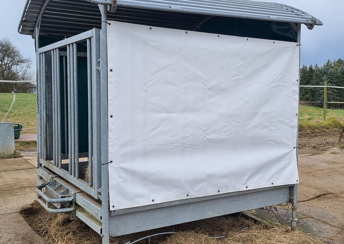 Wetterschutz-Abdeckplane für Heuraufen